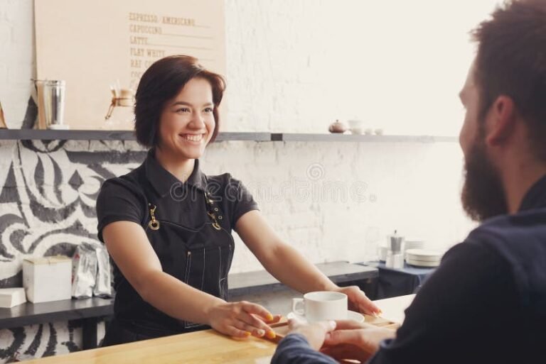 clients souriants discutant au comptoir moderne