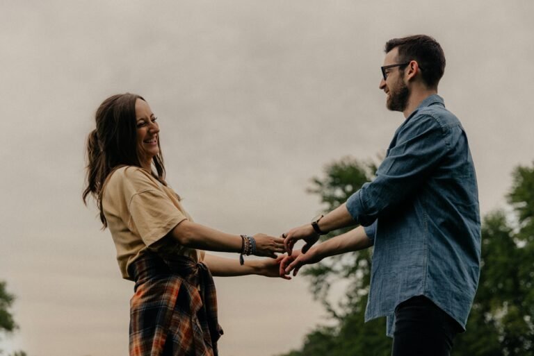 couple heureux main dans la main exterieure