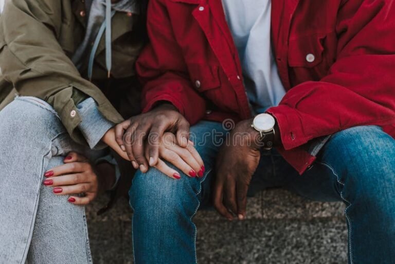 couple international tenant des mains ensemble