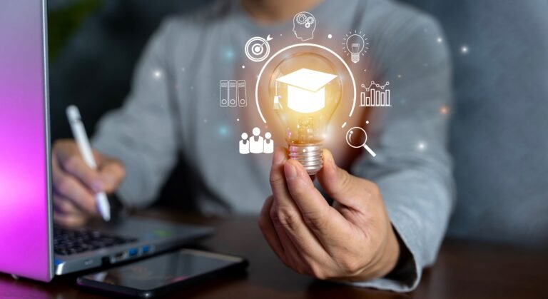 Comment toucher les APL quand on est étudiant : quelles démarches suivre 7 etudiant consultant un ordinateur avec dossiers apl