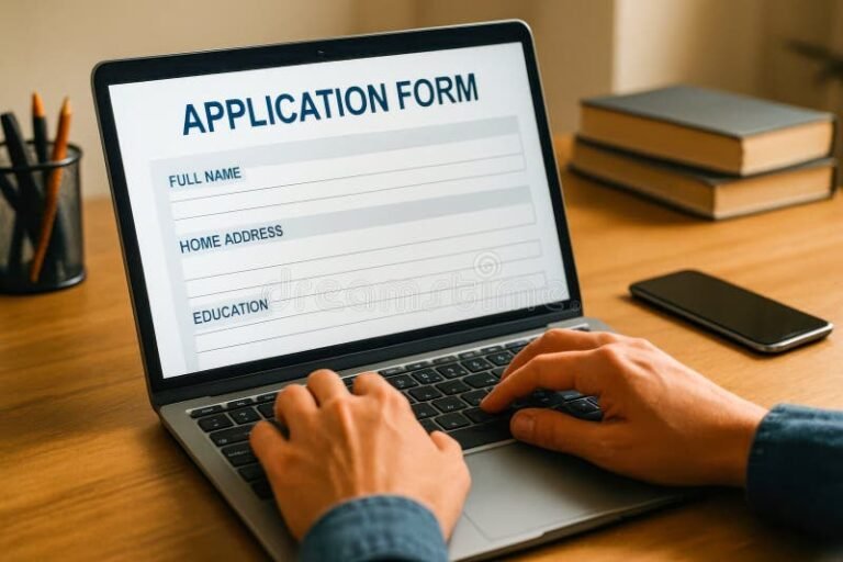 Comment faire une demande d’APL pour étudiant pas à pas 29 etudiant remplissant formulaire apl en ligne