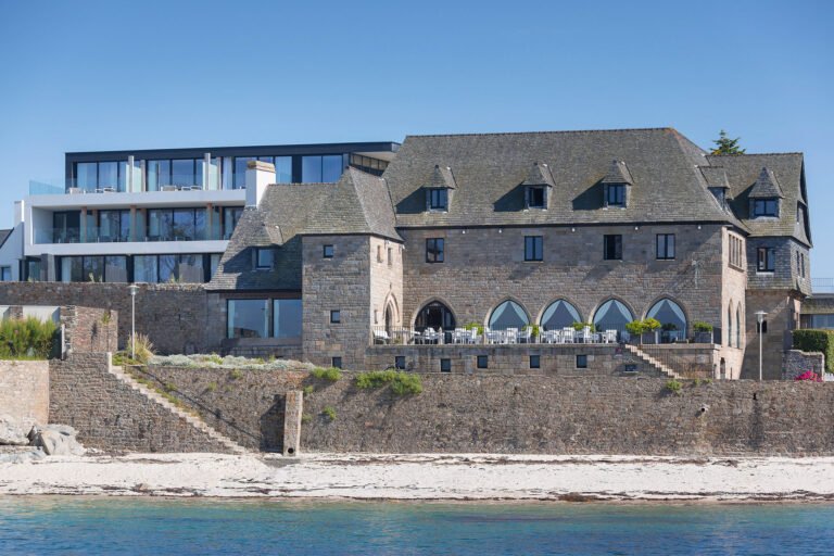facade accueillante hotel bord de mer bretagne