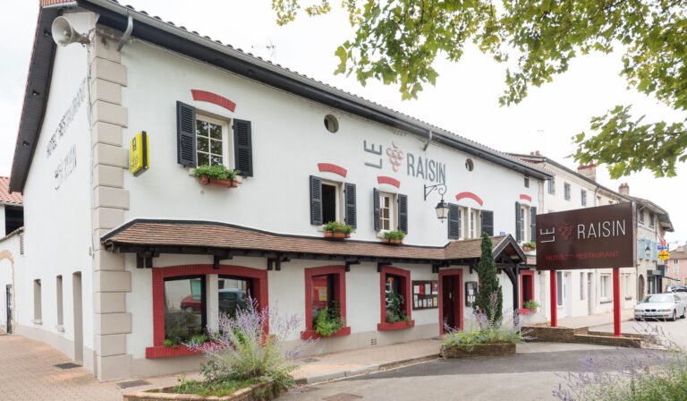 facade elegante hotel pont de vaux le raisin