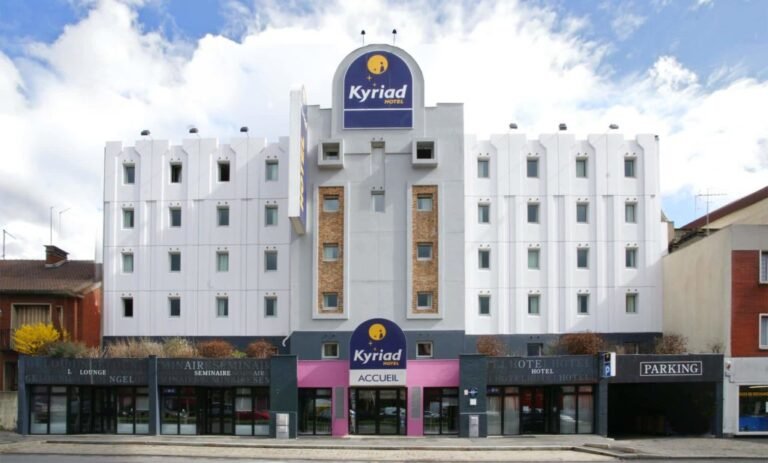facade moderne de lhotel kyriad le bourget