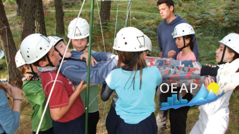 jeunes en activite de groupe encadree exterieure