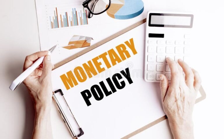 main serrant des calculatrices et papiers officiels