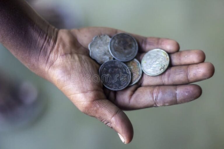 Quel est le délai légal pour le solde de tout compte après un licenciement pour inaptitude 19 main tendue avec pieces de monnaie floues