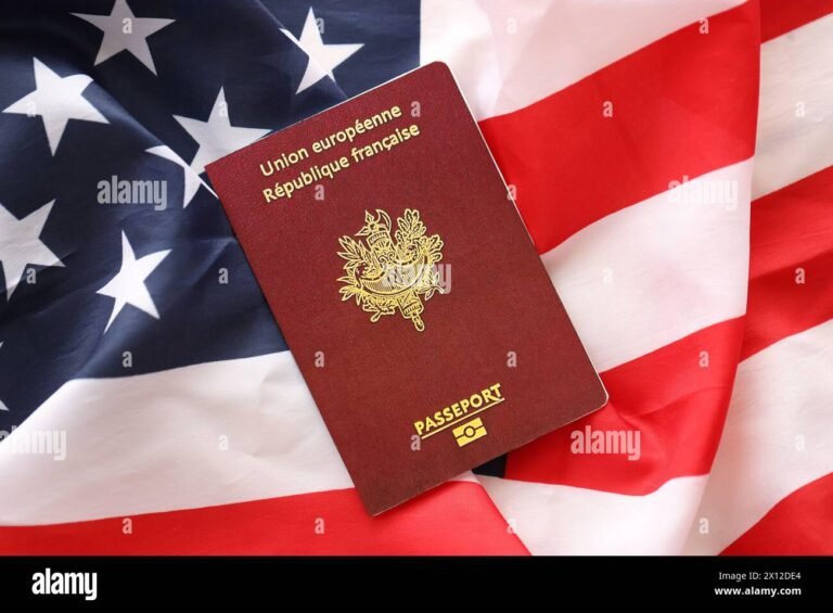 Comment Obtenir Un Visa Pour Le Canada Lorsqu’on Est Français 12 passeport francais avec drapeau canadien en arriere plan