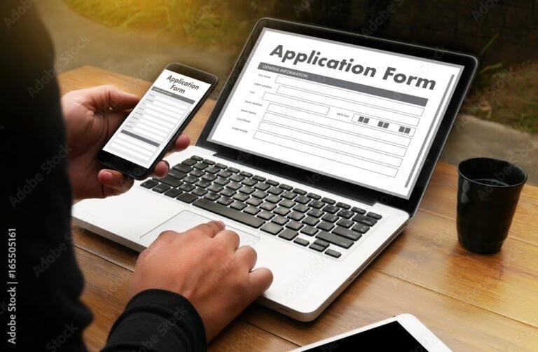 Comment Créer Un Compte Sur Maprimerenov Gouv Fr Pour Bénéficier Des Aides 42 person utilisant ordinateur pour formulaire en ligne