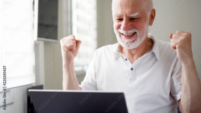 personne active travaillant joyeusement apres retraite