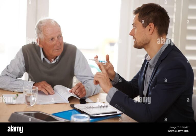 personne discutant avec conseiller retraite professionnel