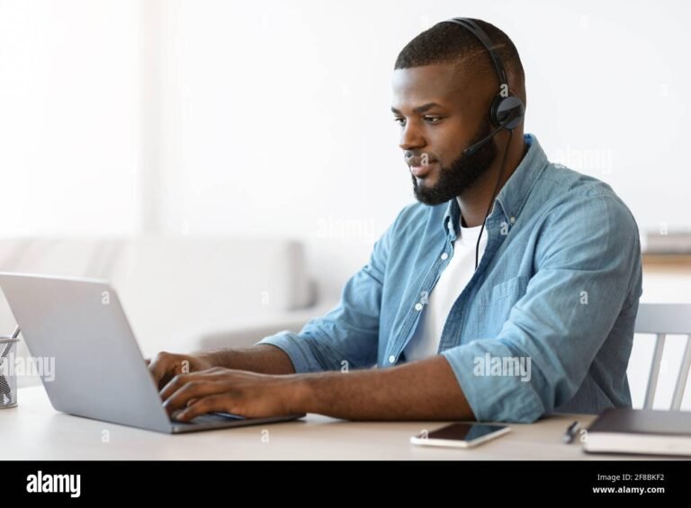 Quel Est Le Salaire Moyen D’un Conseiller Relation Client À Distance 8 personne en casque audio travaillant a distance