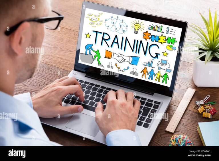 personne en formation avec ordinateur portable