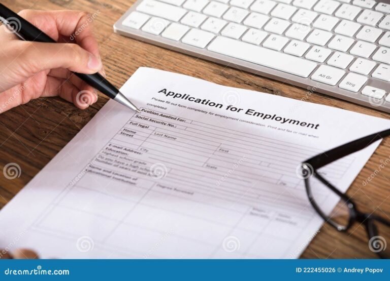 personne remplissant un formulaire pole emploi