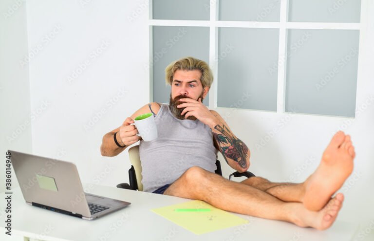 personne travaillant confortablement a domicile