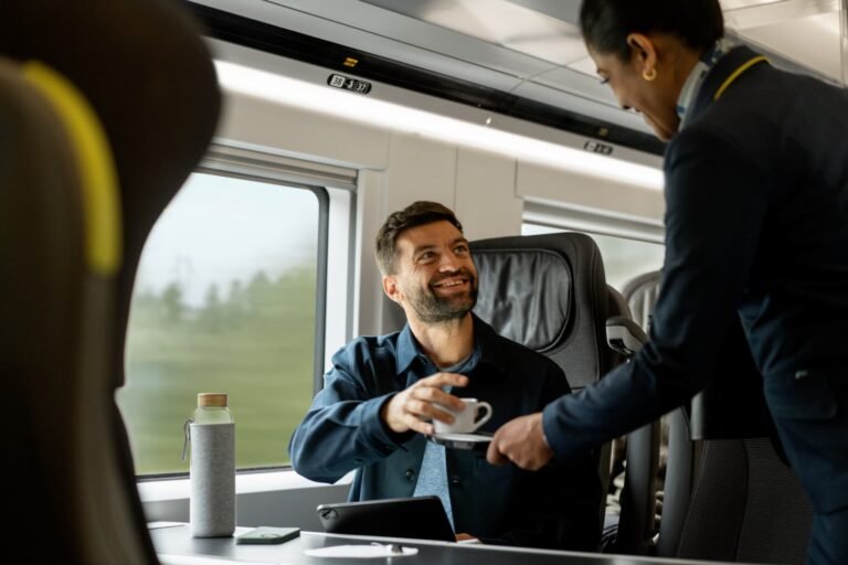 personne utilisant cheque vacances dans gare moderne