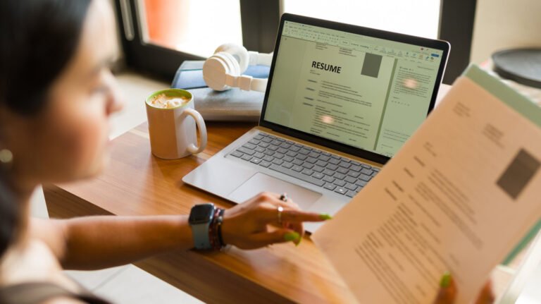 Comment Modifier Son CV Sur France Travail Facilement 26 personne utilisant ordinateur pour editer cv