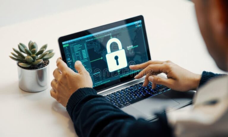 personne utilisant un ordinateur portable securise