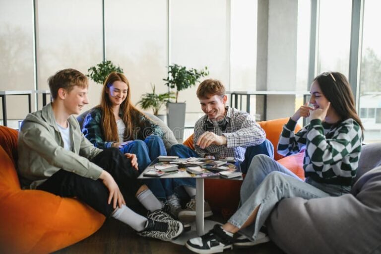 Quels Avantages Offre La Résidence Étudiante Studélites Van Gogh I Et II 4 residence etudiante moderne avec etudiants heureux