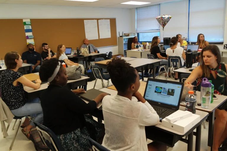 salle de classe moderne avec enseignants et eleves