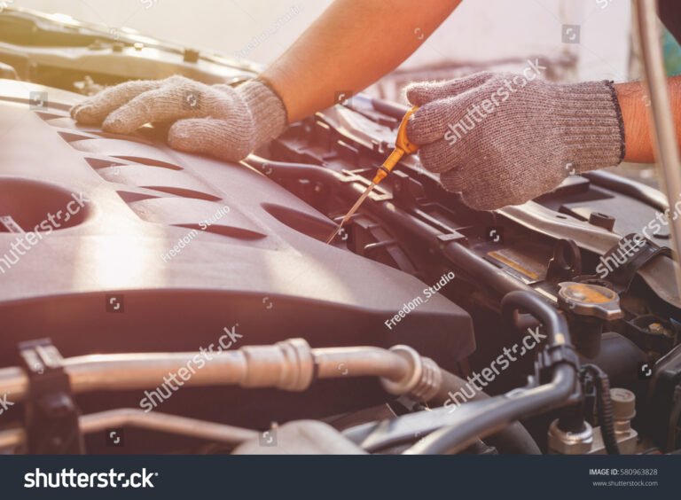 technicien automobile verifiant un moteur moderne